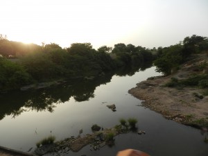 La rivière qui traverse Kpélé Tutu et la ville voisine d'Adeta.
